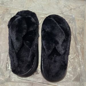 🩷FIRM🩷 New 36/37 black slippers
